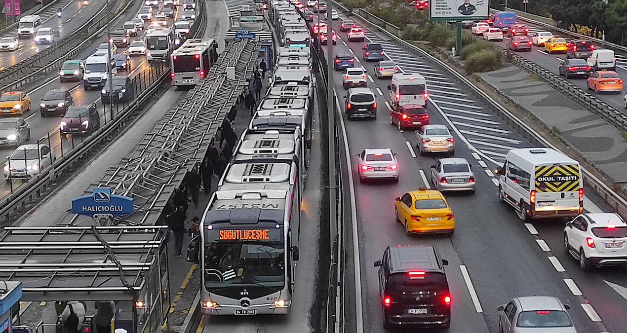 9 günlük ara bitti, İstanbul’da trafik yüzde 70’e dayandı